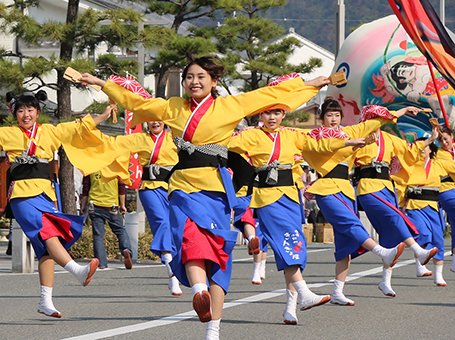 色鮮やかな衣装の踊り子たちが演舞した「赤穂でえしょん祭り」