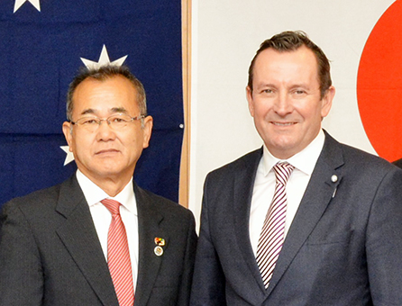 赤穂市とロッキングハム市の友好を確認した明石元秀市長とマーク・マガウワン西豪州首相=市企画広報課提供