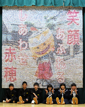 赤穂西中学校1年生117人の笑顔写真で描いたモザイクアート