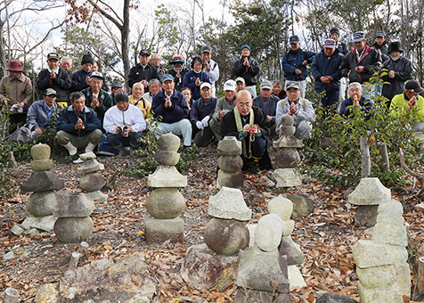 ゆかりの五輪塔に手を合わせて偲んだ「六道山遍照院跡を訪ねる会」