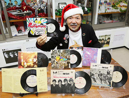 希少なクリスマス限定レコード7点を公開する岡本備館長