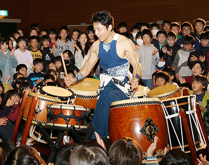 城西小学校で開かれた和太鼓コンサート