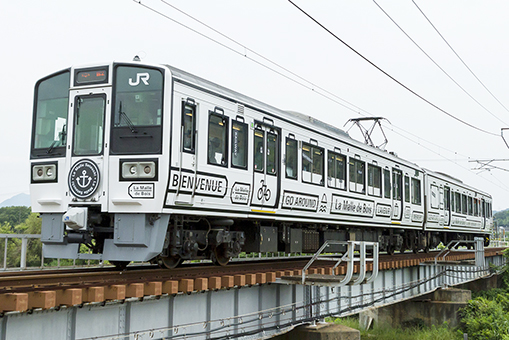 赤穂線に初めて乗り入れる観光列車「ラ・マル・ド・ボァ」=JR西日本提供