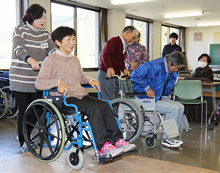 車椅子の介助方法を実習した移送サービス講座
