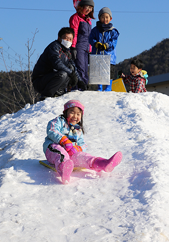 父親クラブが作ったミニゲレンデで楽しんだ雪遊び