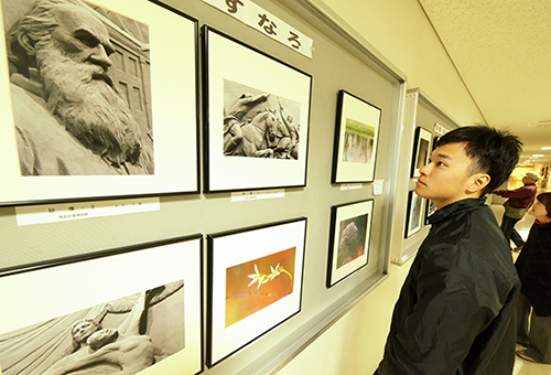 プラット赤穂で開催中の写真展=同会提供