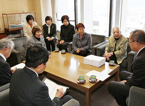 5000筆を超える署名を添えて赤穂市民病院の分娩受け入れ再開を要望した陳情