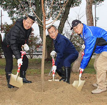 「さくらの名所復活大作戦」の第1号となった植樹式