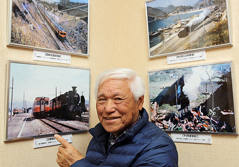 写真展「懐かしの赤穂線」と撮影者の吉栖清美さん