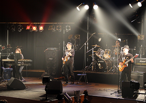 「オヤジロッカー2018」で演奏する赤穂ビートルズ