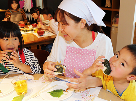 親子でおにぎり作りを楽しんだ料理教室
