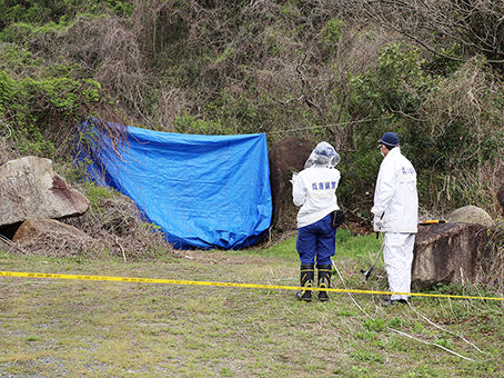 死体遺棄現場周辺を調べる捜査員