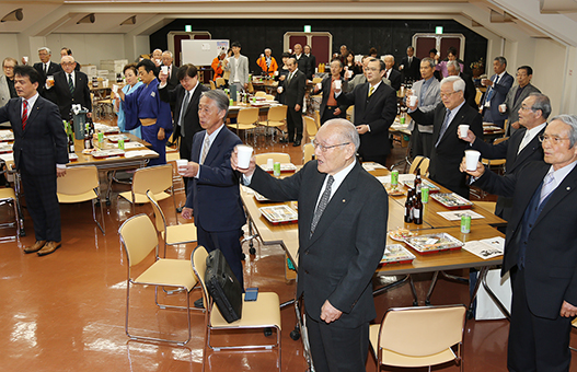 団体創設を乾杯して祝った祝宴