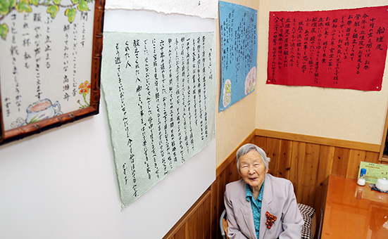 「卆寿のひとりごと」展を開いている前田かず子さん