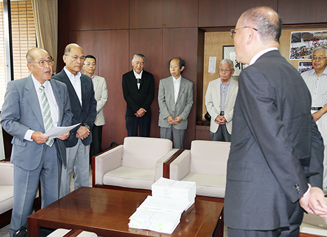 「住民の意向を反映した対応を」と遠山寛町長に要望する「上郡産廃問題対策協議会」のメンバー