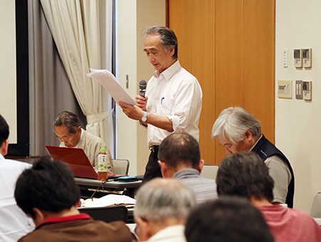 福浦の産廃処分場建設計画地の地質について説明する紺谷吉弘氏