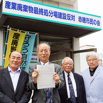 署名への協力を呼び掛ける「市民の会」の役員