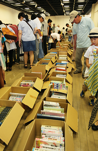大勢の来場者でにぎわった図書リサイクル