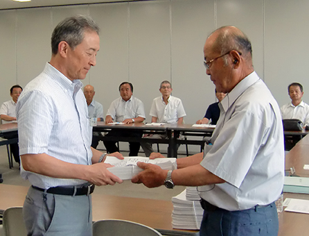 東元良宏局長(左)へ署名を手渡す塚本義勝会長=協議会提供