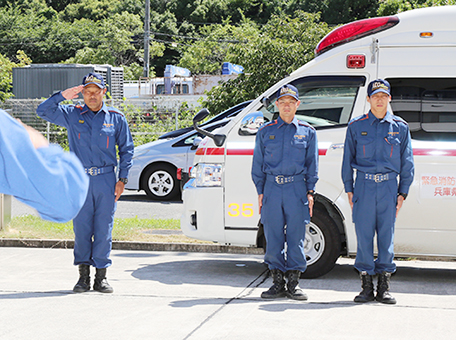 任務を終えて帰還を報告する緊急消防援助隊