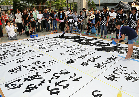 赤穂大石神社で奉納された書道パフォーマンス