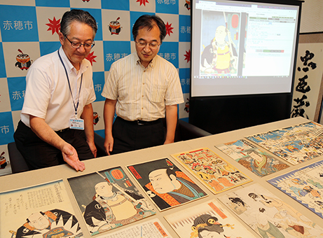 運用開始した「赤穂市『忠臣蔵』浮世絵データベース」に収録されている作品の一部ついて説明する赤間亮教授(右)と小野真一課長