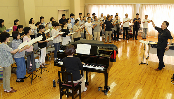 30回目の定期演奏会へ向けて練習する赤穂市民合唱団