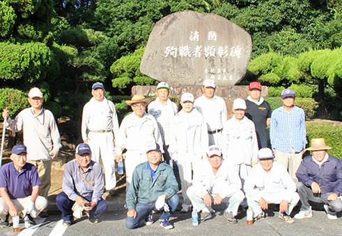 消防殉職者慰霊碑の清掃奉仕に参加したみなさん