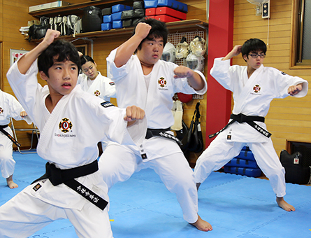 坂越スポーツ少年団の=左から=市山、前田、山根君
