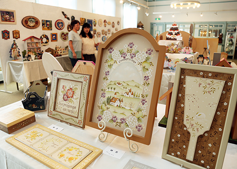 民俗資料館で開催中のトールペイント作品展