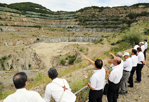 管理型産廃最終処分場建設計画がある予定地を確認する市議団