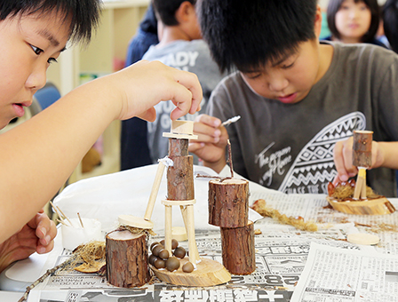 杉の木などを材料に工作を楽しんだクラフト体験学習会