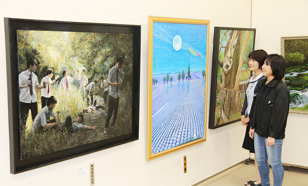 力作が並ぶ赤穂市美術展の会場
