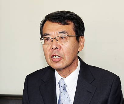 市長選への出馬会見で政策ビジョンを語る牟礼正稔氏