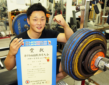 国体パワーリフティング成年男子74キロ級Vの藤井優弥さん