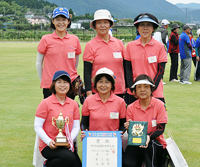 福井国体グラウンドゴルフ団体戦の優勝メンバー=元塩グラウンドゴルフ同好会提供