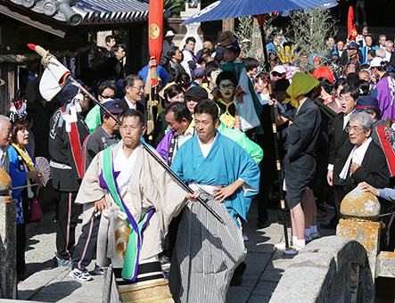 長刀持ちの先導で参道を練り歩いた頭人行列