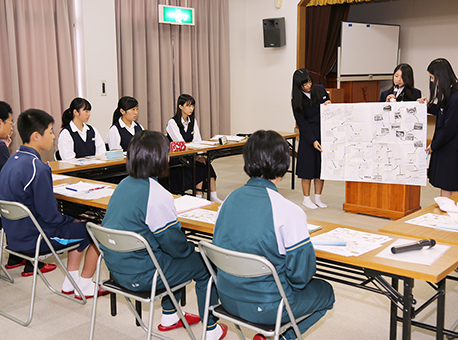 意見交換会でマップの内容を提案する生徒たち