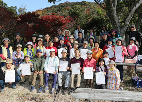 千日登山顕彰の表彰式を行ったオタカクラブのみなさん