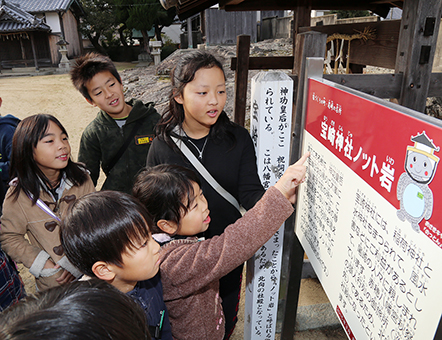 ウォークラリーを楽しみながら地元の歴史を学んだ子どもたち