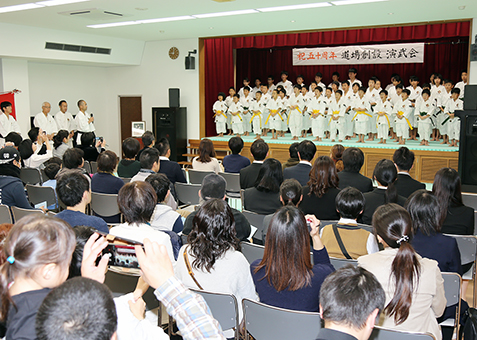 道場創設50周年を祝った少林寺連盟赤穂スポーツ少年団の演武会