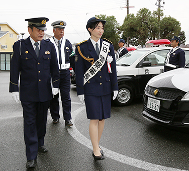 「一日署長」として部隊視閲する義士娘の瀧谷沙弥さん