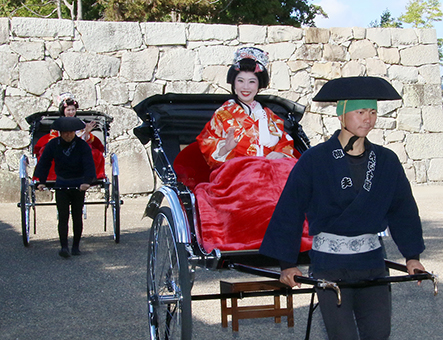 お姫様姿で人力車に乗ってパレードした第34代赤穂義士娘