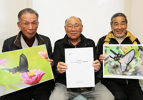ジャコウアゲハの羽化について調査報告書を刊行した=左から=尼子さん、木村さん、山下さん