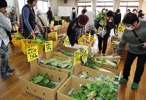 大勢の利用客でにぎわう千鳥集会所の出張昼市