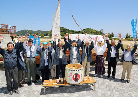 「北前船寄港地・船主集落」の日本遺産追加認定を万歳三唱で祝う「坂越のまち並みを創る会」のみなさん
