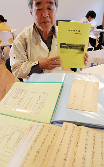 旧高雄村関連の資料をまとめた『高雄の民俗』と原田一博さん