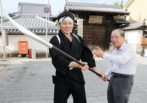 「赤穂の新たな伝統芸能をつくりたい」と意気込む平田孝光さん(右)