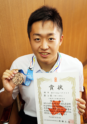 男子100メートルバタフライでインターハイ3位入賞した赤穂高3年の塚本康介君