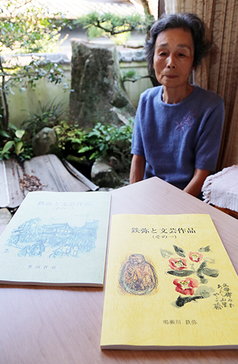 「この本は主人そのもの」と出来上がった遺作集を見つめる妻の和子さん